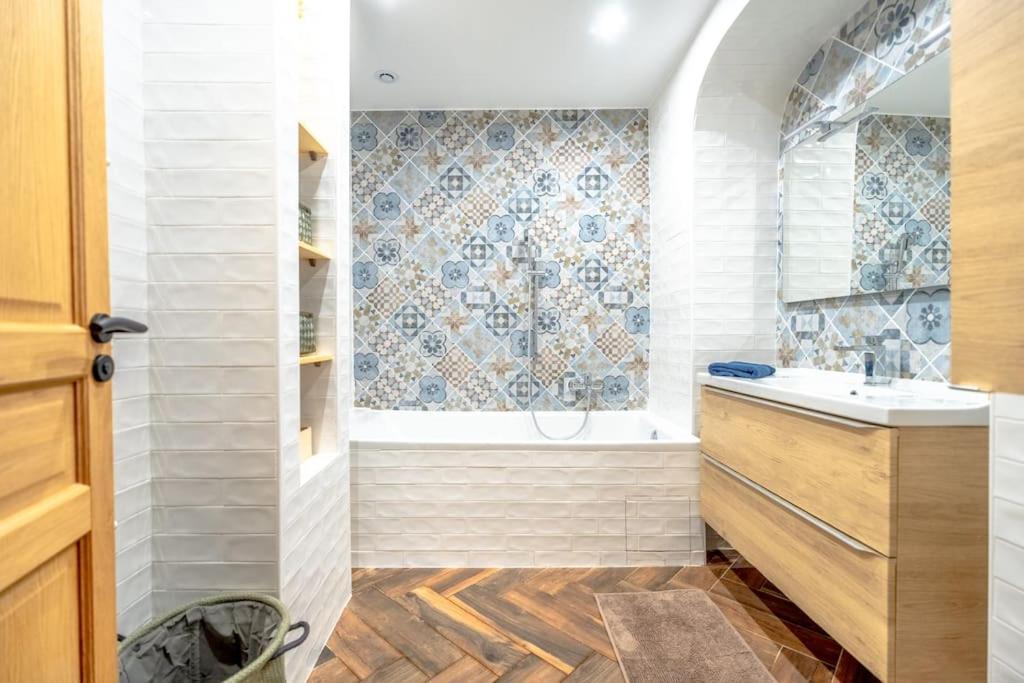 Superbe Appartement Neuf, Climatise Centre Village Le Plan-de-la-Tour Bagian luar foto